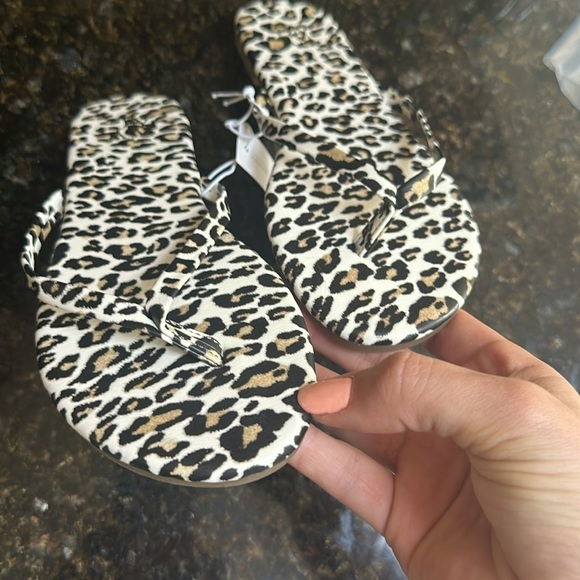 💜🤑 🆕 NEW YORK & CO leopard print flip flops size 6 - Picture 6 of 7